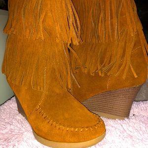 Camel Suede MINNETONKA Ankle Shingle Wedge Booties! Cute Cool and Comfy! W Sz8.5